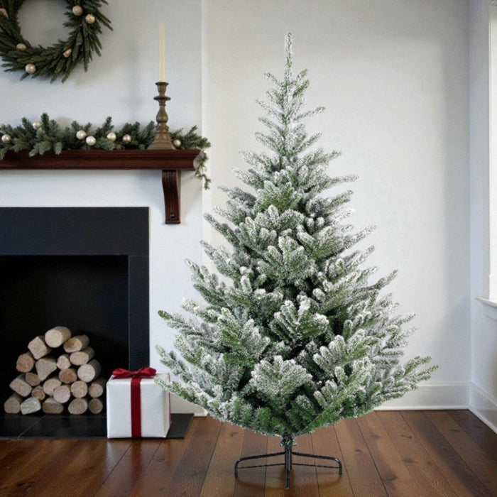 novogodisnja jelka sa snegom